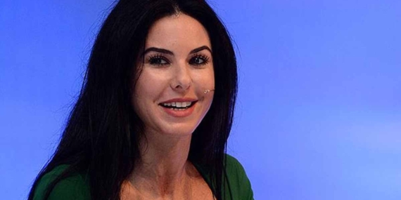 Defne Samyeli: “Türkiye’de yaşamak yağlı kazığa tırmanmak gibi”