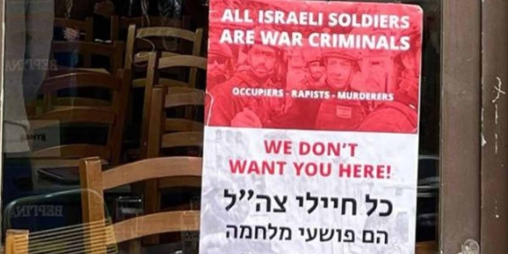 Atina’da kafeye “İsrail askerleri burada istenmiyor” yazısı