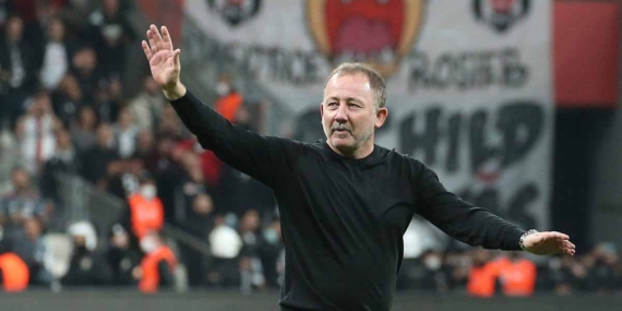 Sergen Yalçın, Beşiktaş’taki ilk antrenmanına çıkıyor
