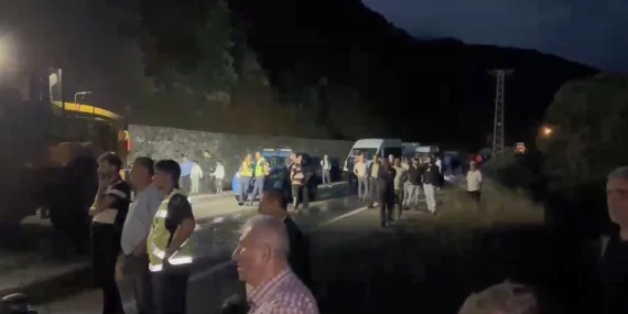 Dere taştı, karayolu ulaşıma kapandı