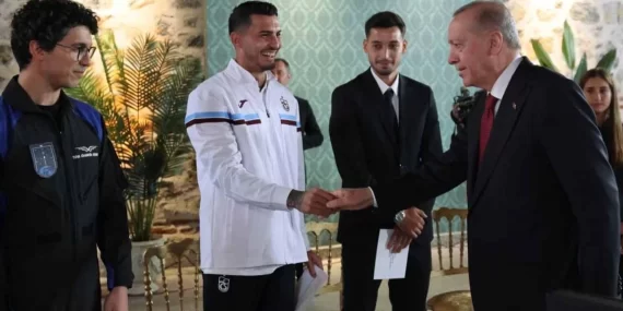 Cumhurbaşkanı Erdoğan ile futbolcu Tayyip Talha arasında tebessüm ettiren diyalog