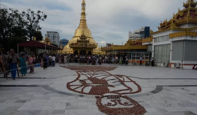 myanmarda-festivale-bombali-saldiri-32-olu-50den-fazla-yarali