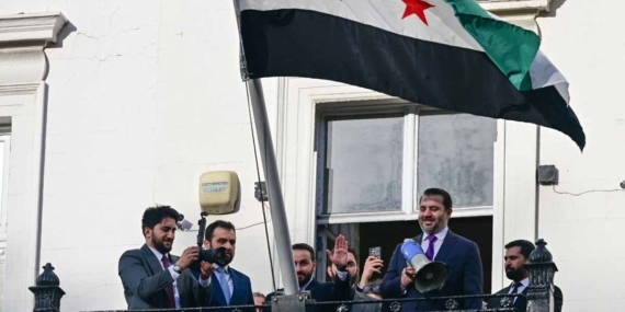 Londra’daki Suriye Büyükelçiliği’nde bayrak yeniden göndere çekildi