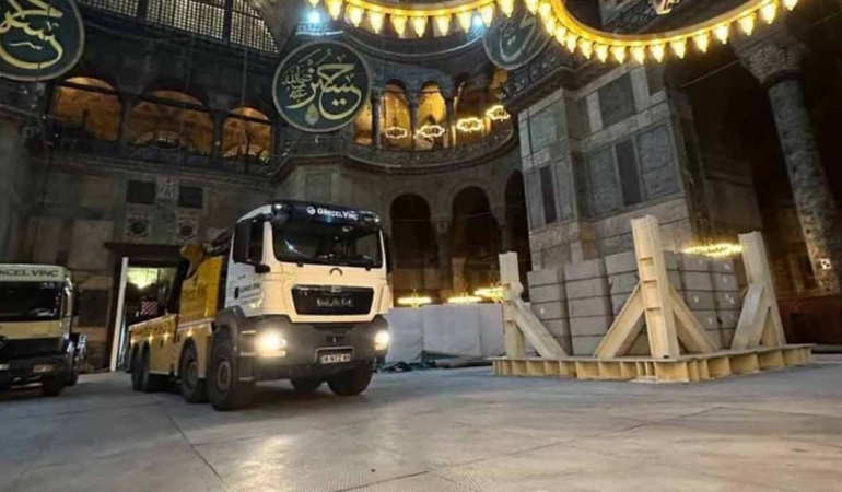 Ayasofya restorasyonunda dev vinç ve zemin koruma açıklaması