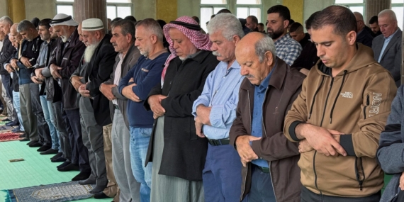 Filistinliler, cuma namazını İsraillilerin saldırdığı camide kıldı