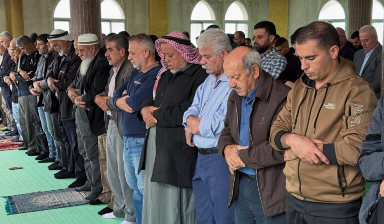 filistinliler-cuma-namazini-israillilerin-saldirdigi-camide-kildi