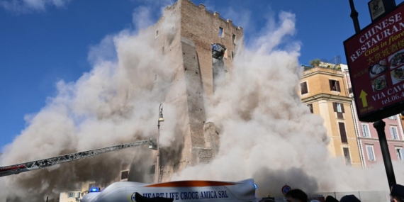 Roma’da tarihi kule moloz yığınına döndü