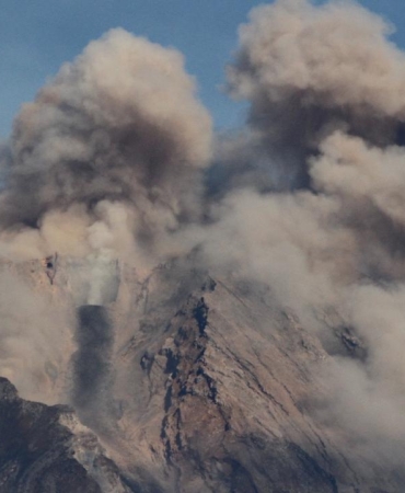 semeru-yanardaginda-patlama-alarm-en-yuksek-seviyede