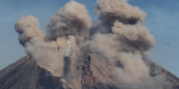Semeru Yanardağı’nda patlama: Alarm en yüksek seviyede