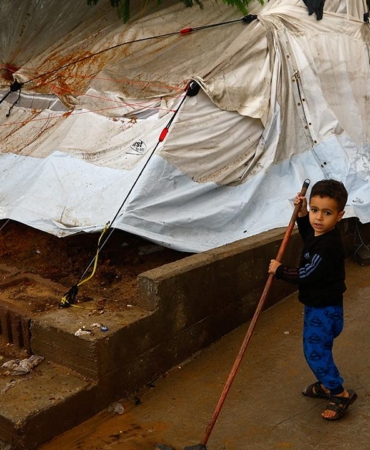 unicef-gazzede-cocuklar-sular-altindaki-cadirlarda-uyuyor
