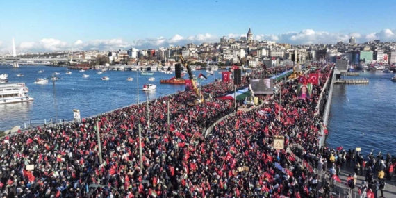 Galata’da tarihi gün: 520 bin kişi Gazze için