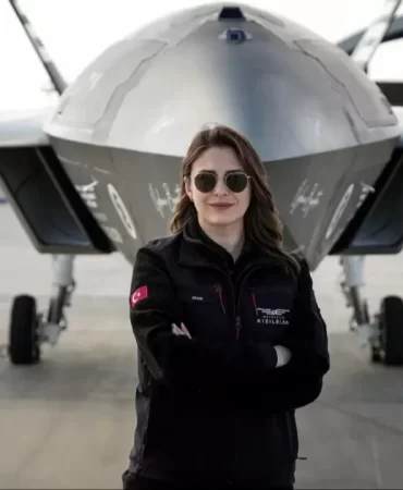 JPhu-gokyuzunde-kadin-imzasi-kizilelmanin-pilot-ekibinde-elif-ergin.jpg