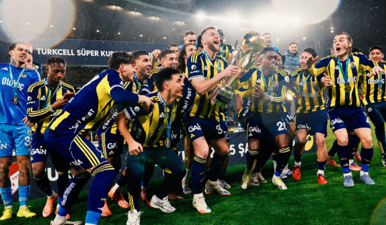 fenerbahce-meister-super-cup-2025-2026-1768072233-186889