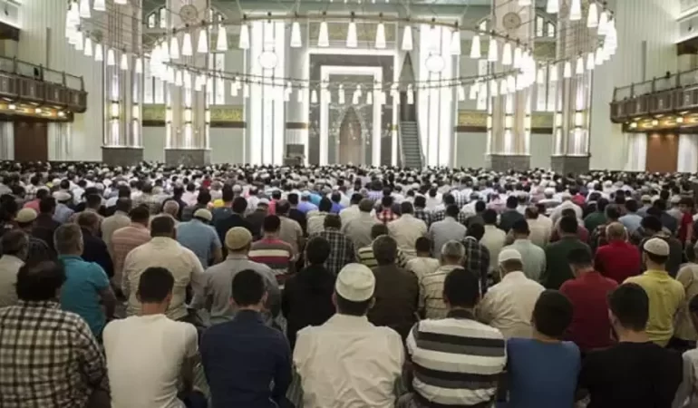 istanbulda_ogrencilere_cuma_namazi_mujdesi_1760534680_6647.jpg