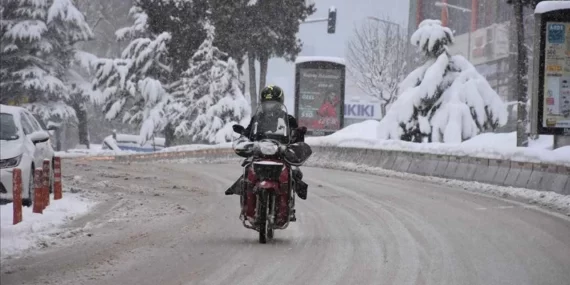 İstanbul’da yoğun kar yağışı motorcuları yolda bıraktı