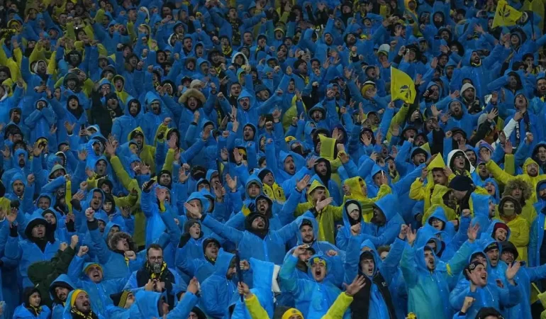 super-kupa-finalini-58-bin-397-taraftar-tribunden-takip-etti.jpg