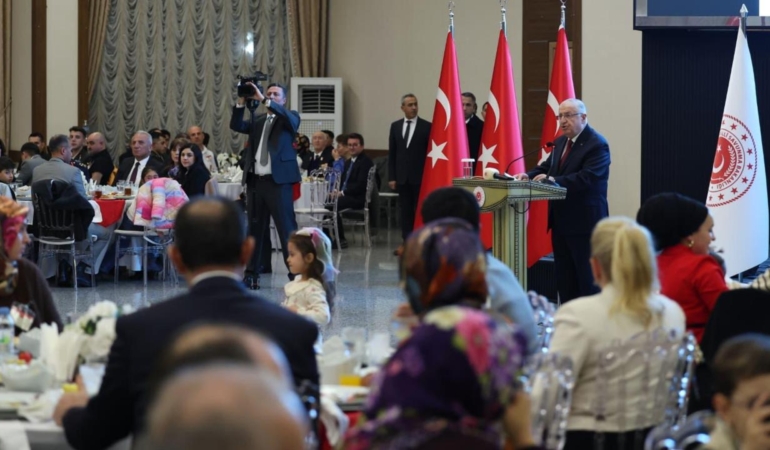 bakan-guler-sehit-aileleri-ile-iftarda-bulustu-terorsuz-turkiye-vurgusu