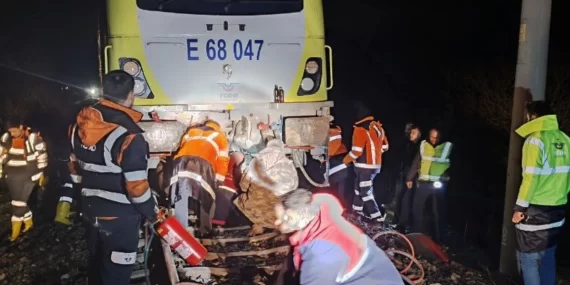 Balıkesir’de yolcu treni raydan çıktı: Yolcular otobüsle tahliye edildi