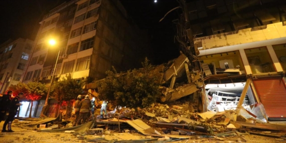 Hatay’da hasarlı bina yıkım sırasında çöktü