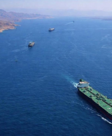 hurmuz-bogazinda-barut-kokusu-deniz-ticareti-ates-hattinda