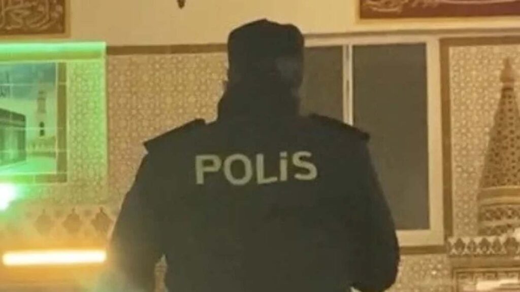 Osmaniye’de ilçe emniyet müdürü camide müezzinlik yaptı