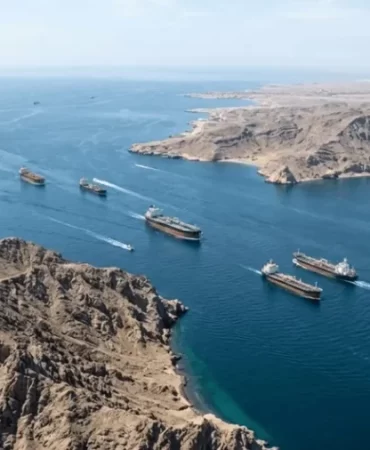 ABD'nin Hürmüz ablukası başladı: İki dev tanker rotasından döndü