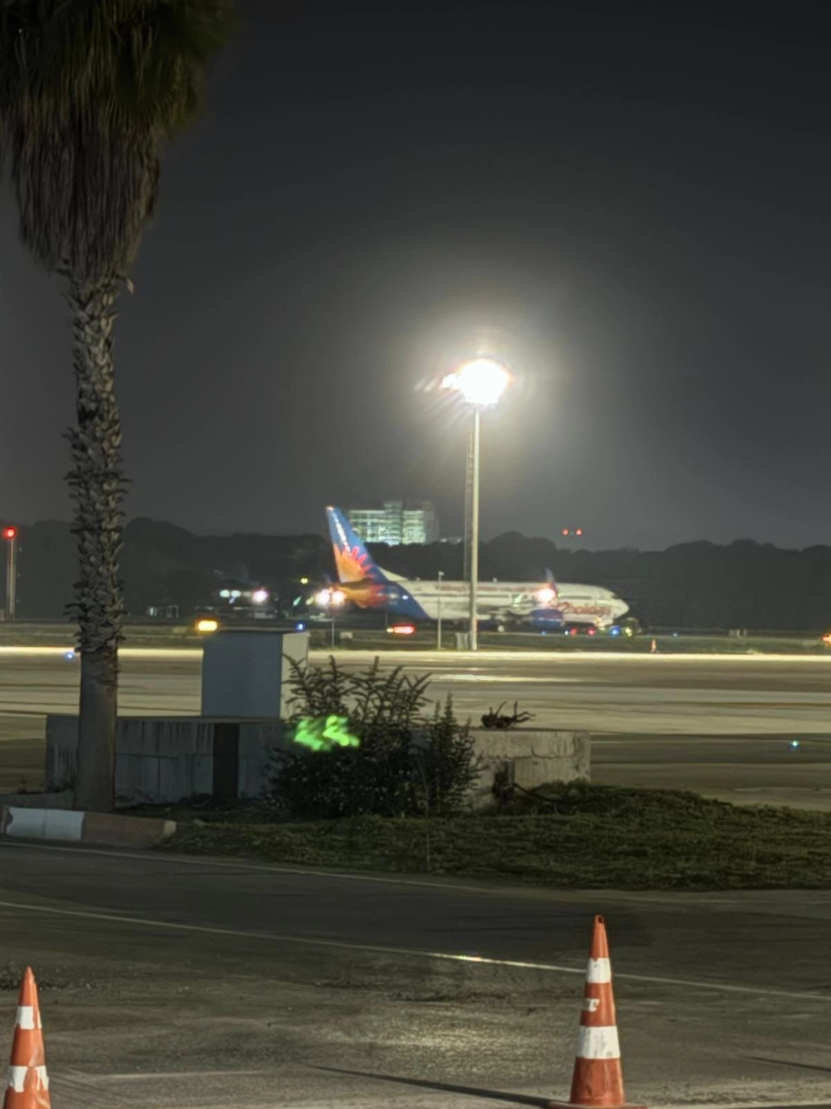 Antalya'da uçakta acil durum: Pilot rahatsızlanınca geri döndü