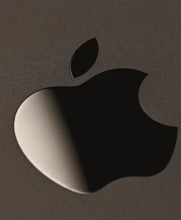 Apple'da yeni dönem: Tim Cook yerini John Ternus'a bırakıyor