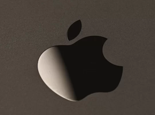 Apple'da yeni dönem: Tim Cook yerini John Ternus'a bırakıyor