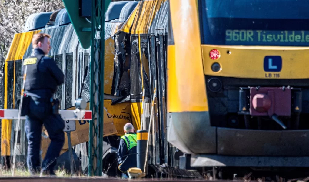 Danimarka'da tren faciası: İki tren kafa kafaya çarpıştı