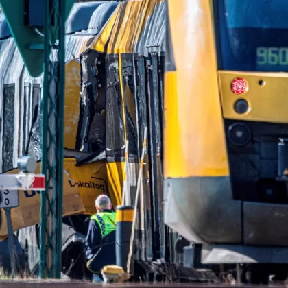 Danimarka'da tren faciası: İki tren kafa kafaya çarpıştı