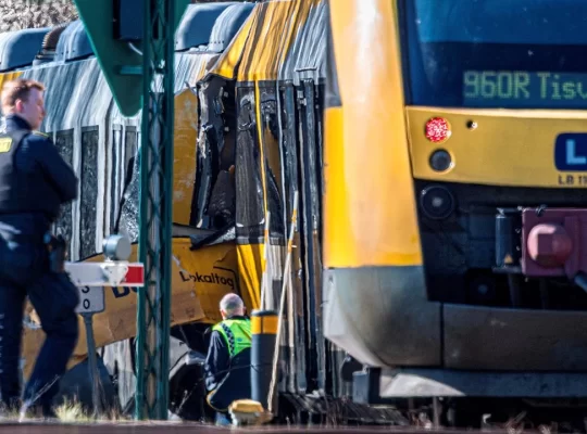 Danimarka'da tren faciası: İki tren kafa kafaya çarpıştı