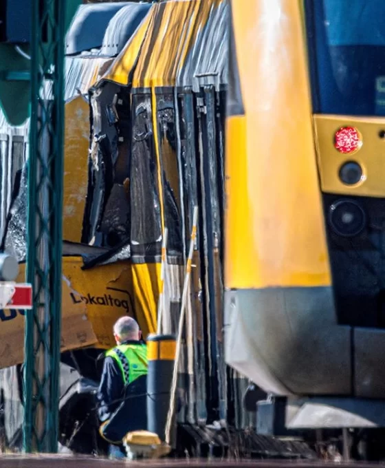 Danimarka'da tren faciası: İki tren kafa kafaya çarpıştı