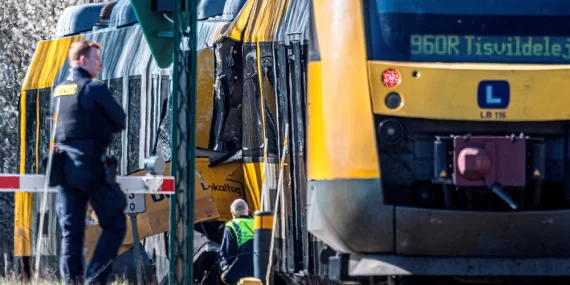 Danimarka’da tren faciası: İki tren kafa kafaya çarpıştı