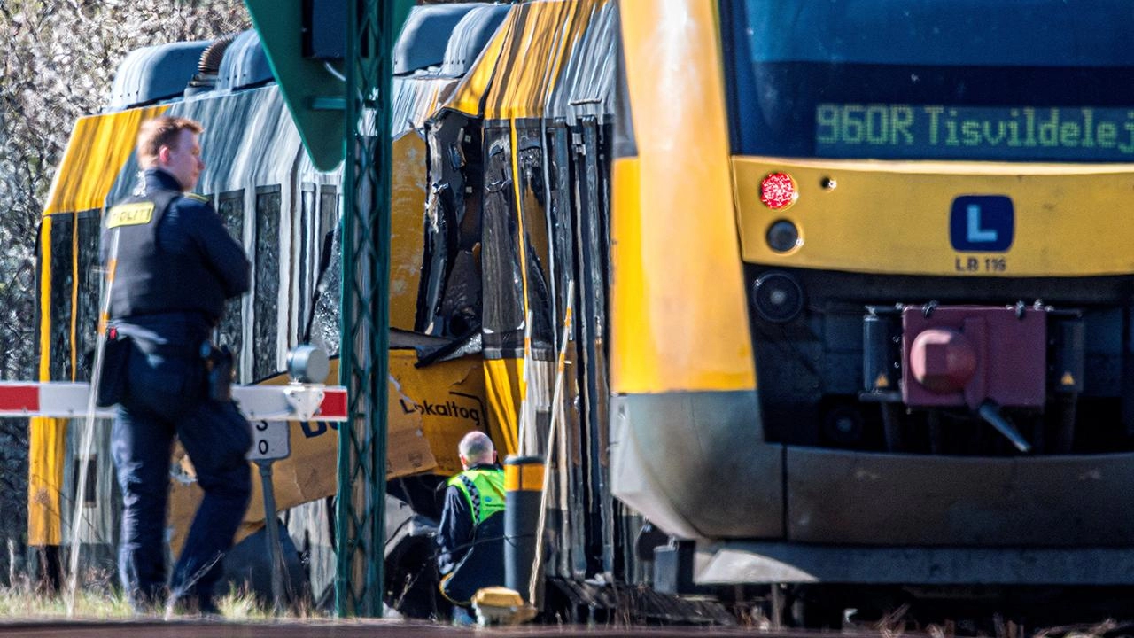 Danimarka'da tren faciası: İki tren kafa kafaya çarpıştı
