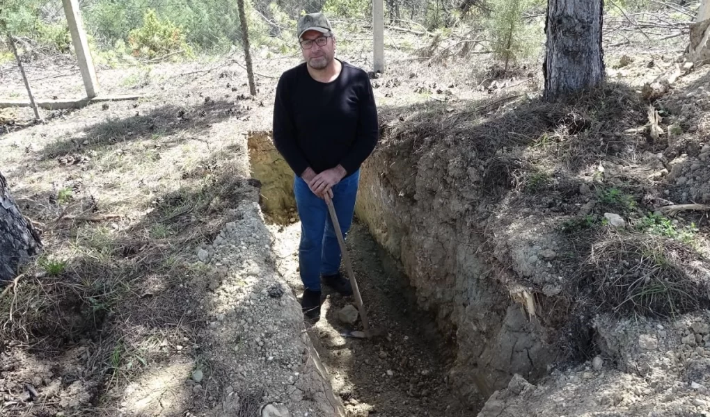 Dokuz kez ölümden döndü, kendi mezarını kazdı
