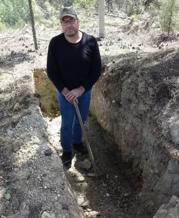 Dokuz kez ölümden döndü, kendi mezarını kazdı