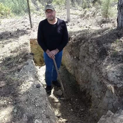 Dokuz kez ölümden döndü, kendi mezarını kazdı