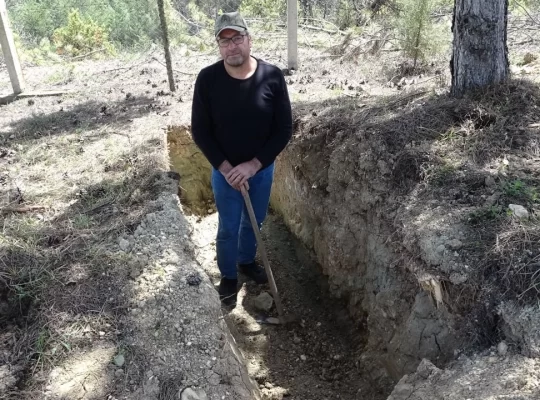 Dokuz kez ölümden döndü, kendi mezarını kazdı