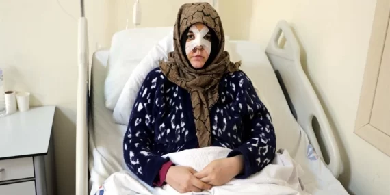 Eşine vurduğu kaldırım taşı silah sayıldı: Ağır cezada yargılanacak