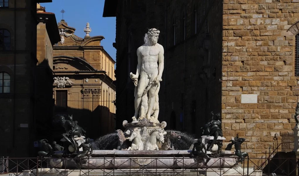 Floransa'da tarihi heykele bekarlığa veda saldırısı