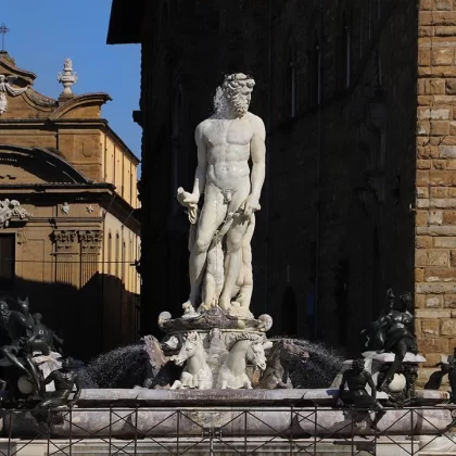 Floransa'da tarihi heykele bekarlığa veda saldırısı