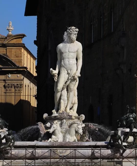 Floransa'da tarihi heykele bekarlığa veda saldırısı