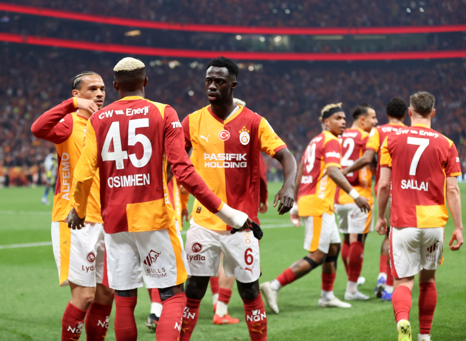 Galatasaray derbi zaferiyle şampiyonluk kapısını araladı