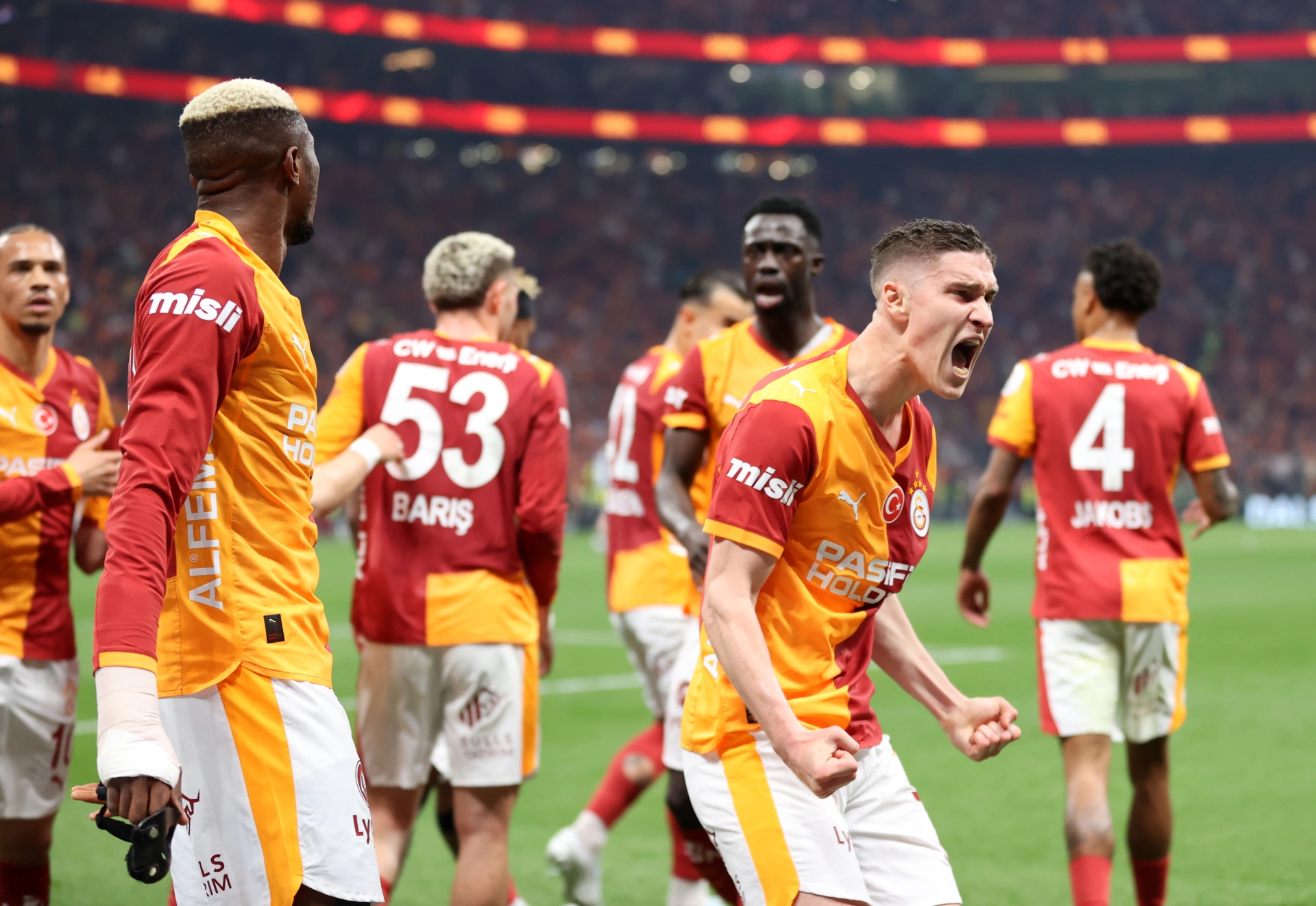 Galatasaray'dan Fenerbahçe'ye derbi göndermeleri