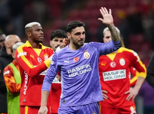 Gözyaşları sonrası Osimhen'den destek: Hatalar futbolun bir parçasıdır