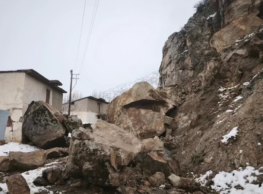 Gümüşhane'de heyelan: Evler tahliye edildi