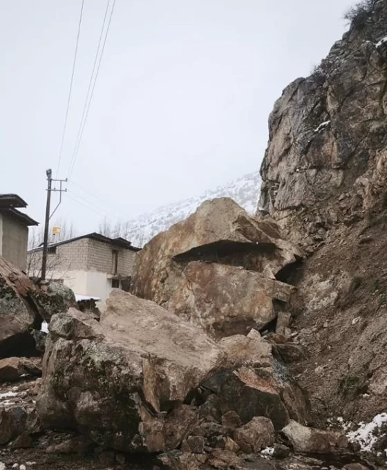 Gümüşhane'de heyelan: Evler tahliye edildi