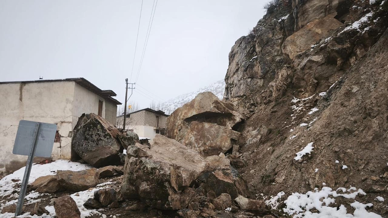 Gümüşhane'de heyelan: Evler tahliye edildi