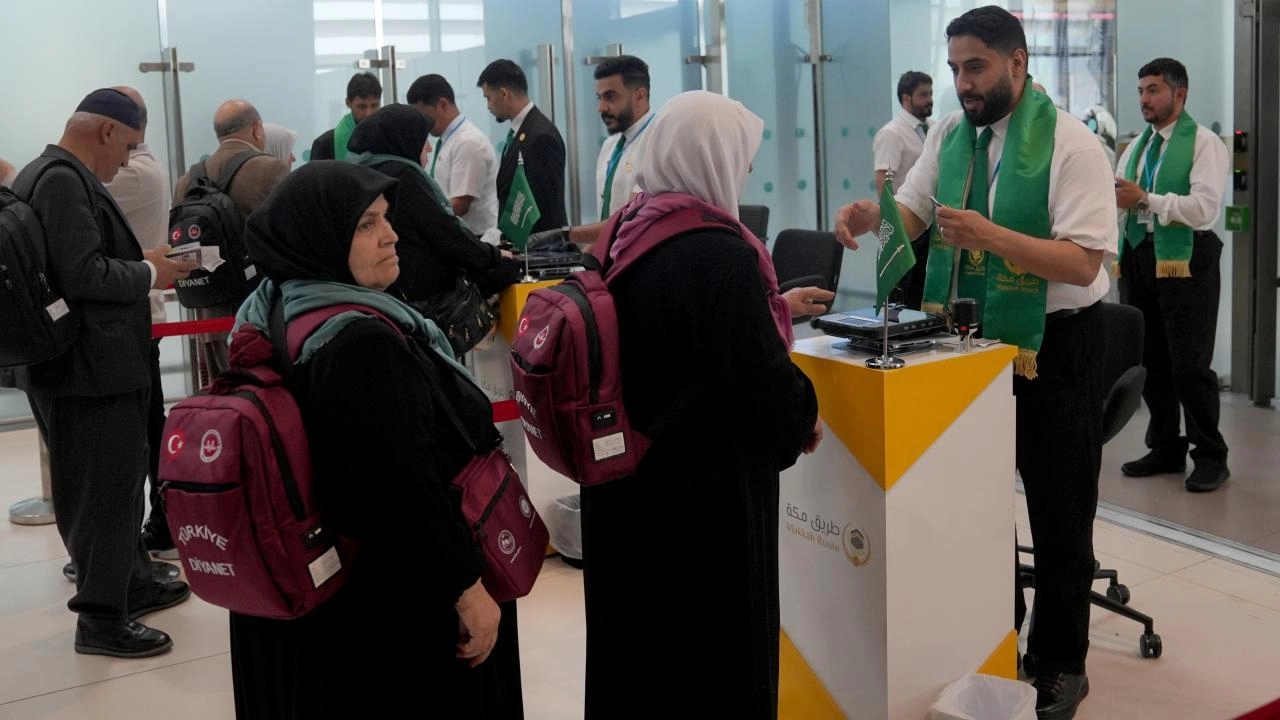 Hacı adayları "Mekke Yolu" ile kutsal topraklara uçtu
